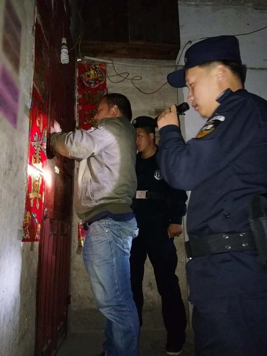 四川粗心妈妈误将幼女锁家中 