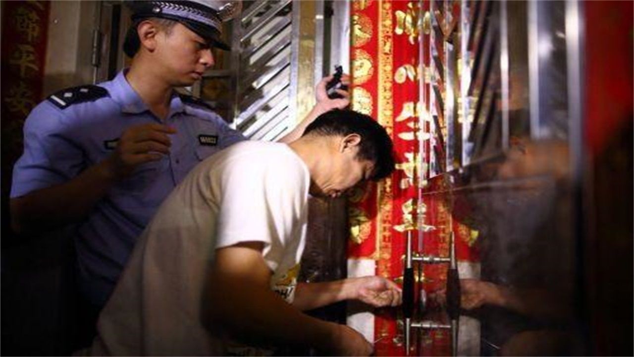 四川请开锁师傅开了锁后，师傅